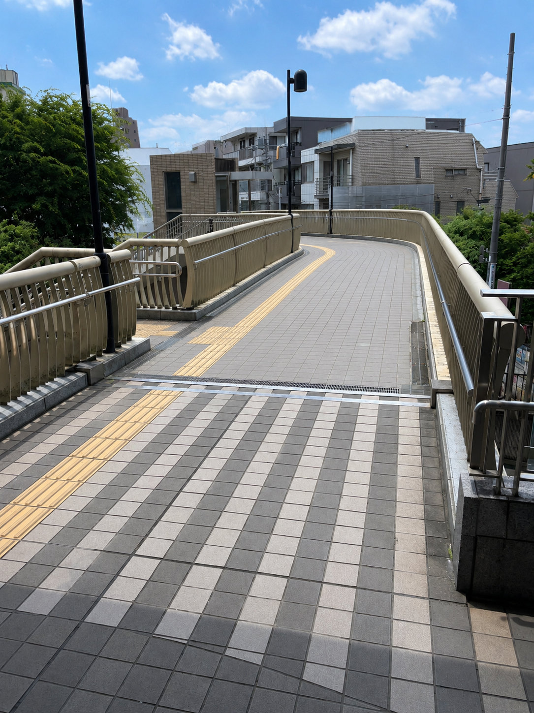 大泉学園駅からbibiまでの道順 STEP4 床屋さんを目印に右折