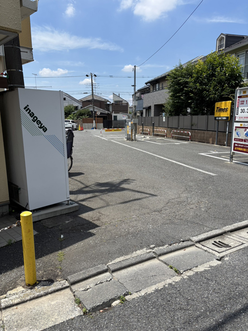 大泉学園駅からbibiまでの道順 STEP8 駐車場を通り抜けます