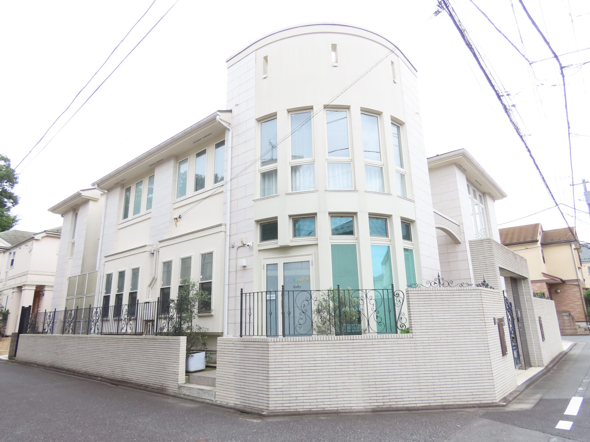 ドラマ『GTO』のロケ地として使用された大泉学園のbibi éclatの建物外観